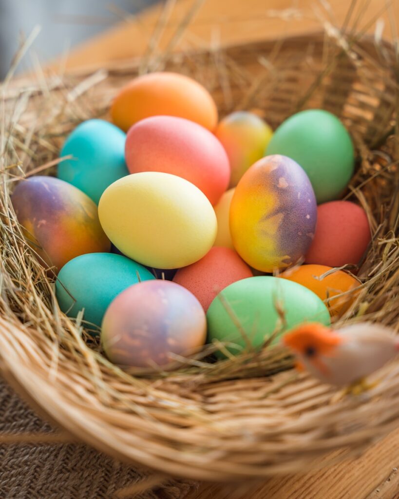 Un panier rempli oeuf de Pâques